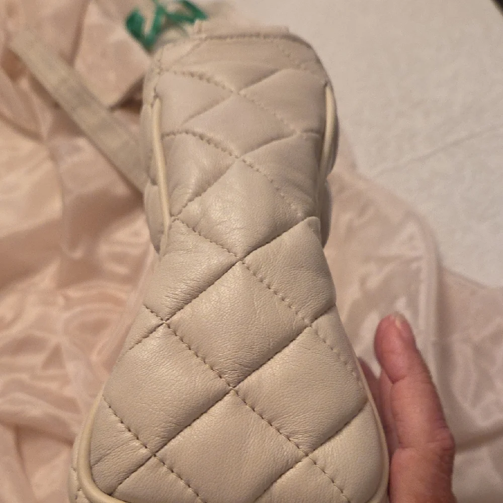 NWOT Chic Ivory Quilted Soft Genuine Leather Shoulder Bag - Picture 9 of 13